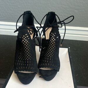 ALDO size 7- Black small platform heel - New